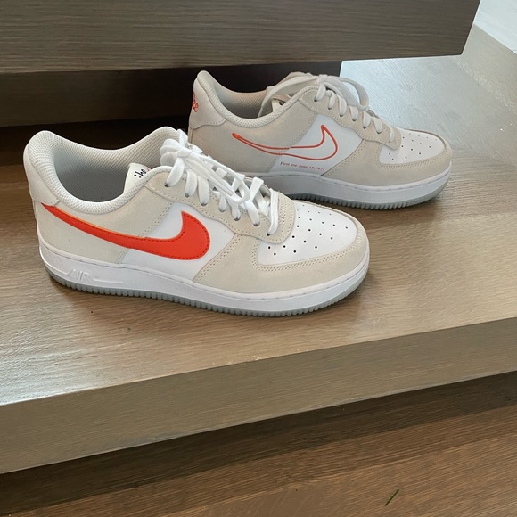Nike Women’s Air Force 1 ‘07 SE ‘First Use Cream’ size 7.5 in White/Orange - Picture 3 of 8